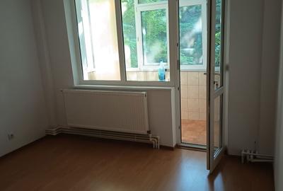 Apartament cu 3 camere semidecomandat în Micro 17 - 2
