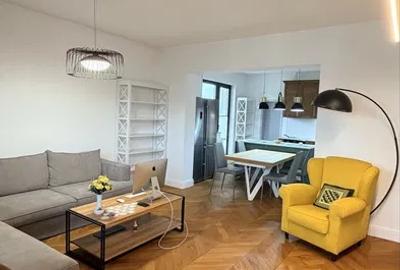 Apartament cu 4 camere semidecomandat, mobilat în Central