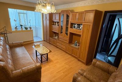 Apartament cu 3 camere semidecomandat în Craiovița Nouă - 1