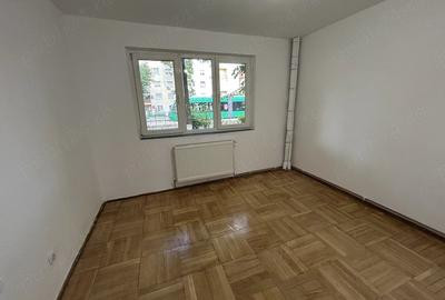 Apartament cu 3 camere semidecomandat în Romanilor
