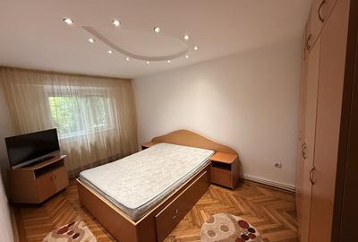 Apartament cu 3 camere decomandat în Obor