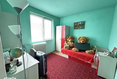Apartament cu 3 camere semidecomandat în Girocului