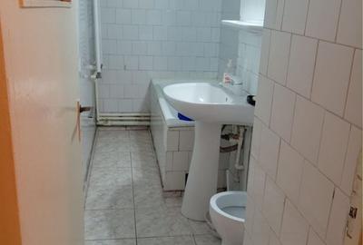 Apartament cu 2 camere semidecomandat în Craiovița Nouă