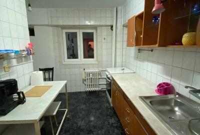 Apartament cu 3 camere decomandat în Basarabia