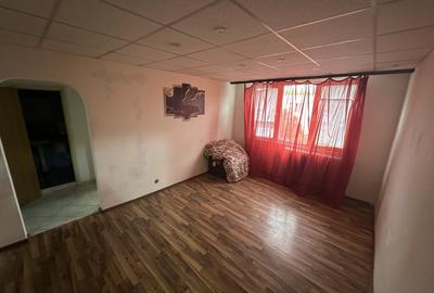Apartament cu 3 camere semidecomandat în Berceni