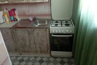 Garsonieră decomandată în Titan