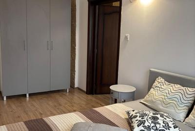 Casă cu 7 camere cu Teren 493 Mp în Central