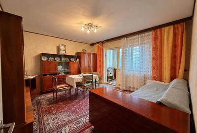 Apartament cu 3 camere decomandat în Buziașului