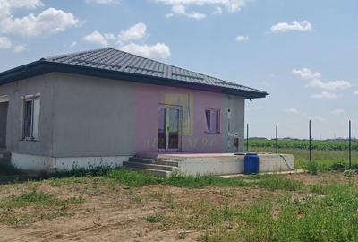 Casă cu 4 camere cu Teren 400 Mp în Săbăreni