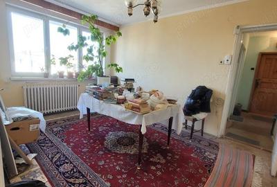 Apartament cu 4 camere semidecomandat în Hipodrom
