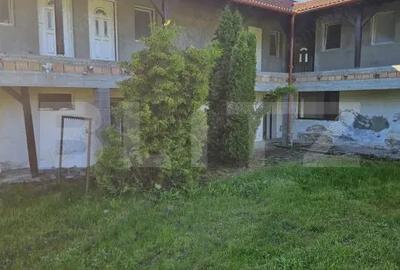 Casă cu Teren 2828 Mp în Central - 4