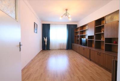 Apartament cu 3 camere decomandat în Hala Centrală