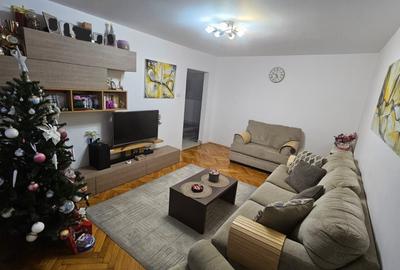 Apartament cu 4 camere decomandat, mobilat în Dacia