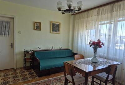 Apartament cu 3 camere semidecomandat în Podu Roș