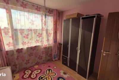 Apartament cu 3 camere semidecomandat în Giurgiului