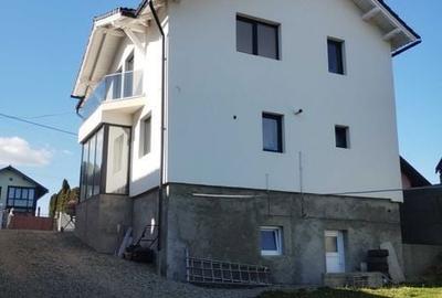 Casă cu 4 camere cu Teren 169 Mp în Central - 2
