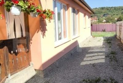 Casă individuală cu 4 camere cu Canalizare în Crasna