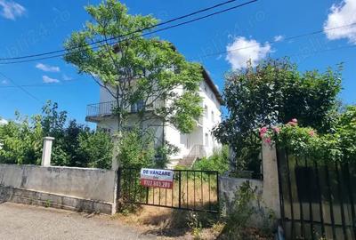 Casă cu 6 camere în Central - 1