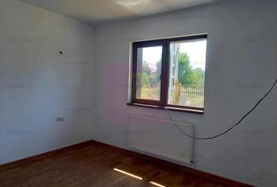Casă cu 4 camere cu Teren 500 Mp în Gulia