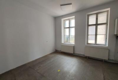 Spațiu comercial, de 70 mp, în Central - 4