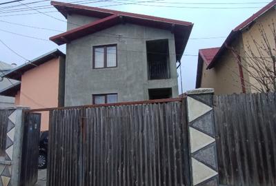 Casă cu 5 camere cu Teren 700 Mp în Blejoi