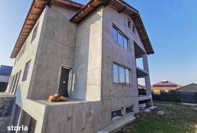 Casă cu 4 camere cu Teren 400 Mp în Central