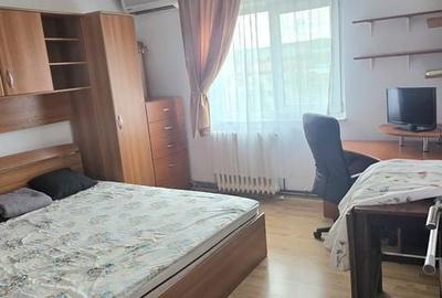 Apartament cu 3 camere decomandat în Gară