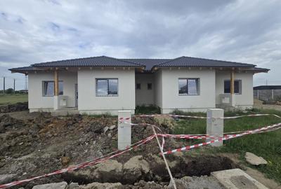 Duplex cu 3 camere cu Canalizare în Moșnița Nouă - 1