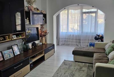 Apartament cu 3 camere semidecomandat în Calea București