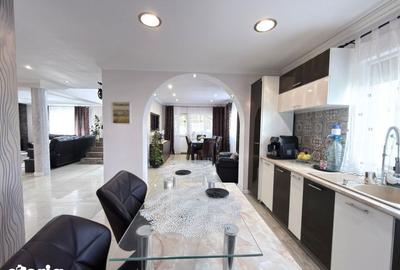 Casă cu 5 camere cu Garaj în Central - 2