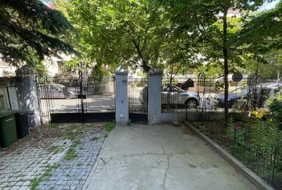 Apartament cu 5 camere semidecomandat, mobilat în Capitale - 25