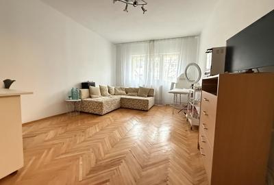 Apartament cu 3 camere decomandat, mobilat în Soarelui