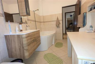 Casă individuală cu 8 camere cu Canalizare în Central - 10