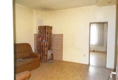 Apartament cu 2 camere nedecomandat în Telecabinei