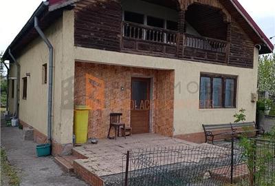 Casă individuală cu 3 camere cu Canalizare în Spătaru