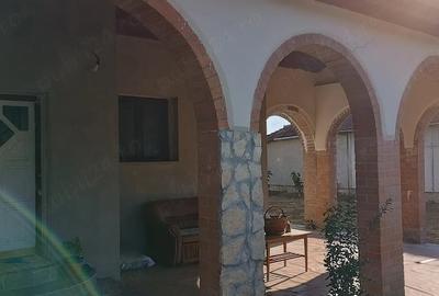 Casă cu 3 camere cu Teren 1800 Mp în Central