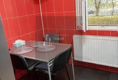 Apartament cu 3 camere semidecomandat în Alexandru Obregia