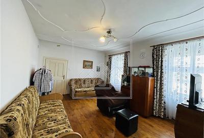 Apartament cu 3 camere nedecomandat în Central