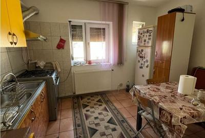 Apartament cu 3 camere decomandat în Gară