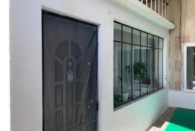 Casă cu 4 camere în Ostrov