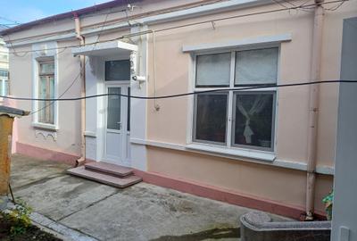 Casă cu 3 camere cu Garaj în Central - 2