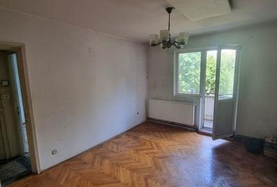 Apartament cu 3 camere semidecomandat în Astra