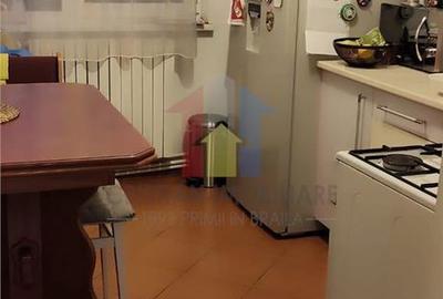Apartament cu 3 camere, mobilat în Școlilor