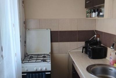 Apartament cu 2 camere semidecomandat, mobilat în Craiovița Nouă