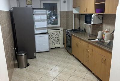 Apartament cu 3 camere decomandat în Exterior Vest
