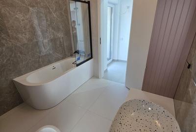 Casă cu 4 camere decomandat cu Teren 300 Mp în Central