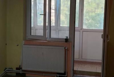 Apartament cu 3 camere semidecomandat în Micro 38