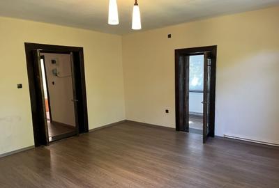 Apartament cu 3 camere decomandat în P-ța Victoriei