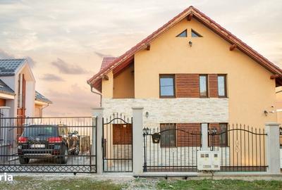 Casă cu 4 camere în Sânnicoară