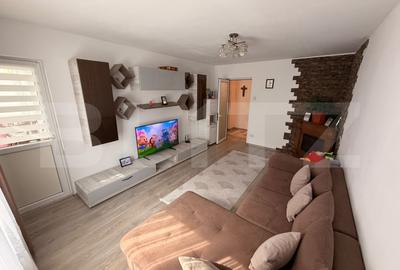 Apartament cu 3 camere decomandat, mobilat în Micro 11